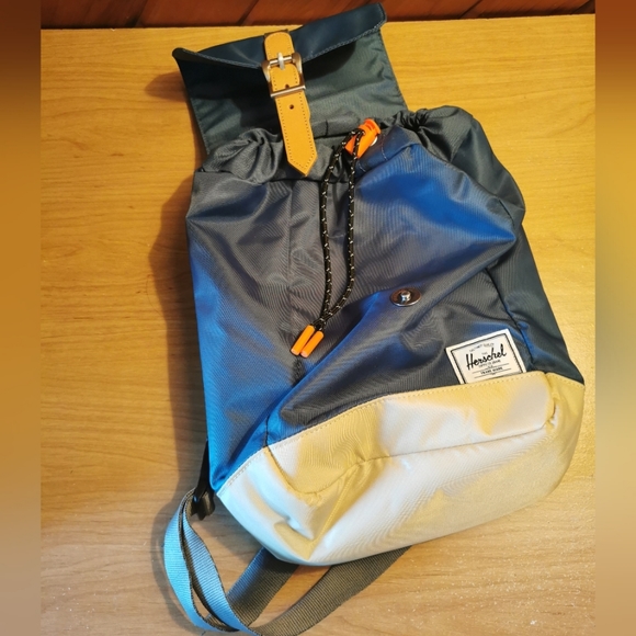 Herschel Retreat Sling Bag - Picture 3 of 4